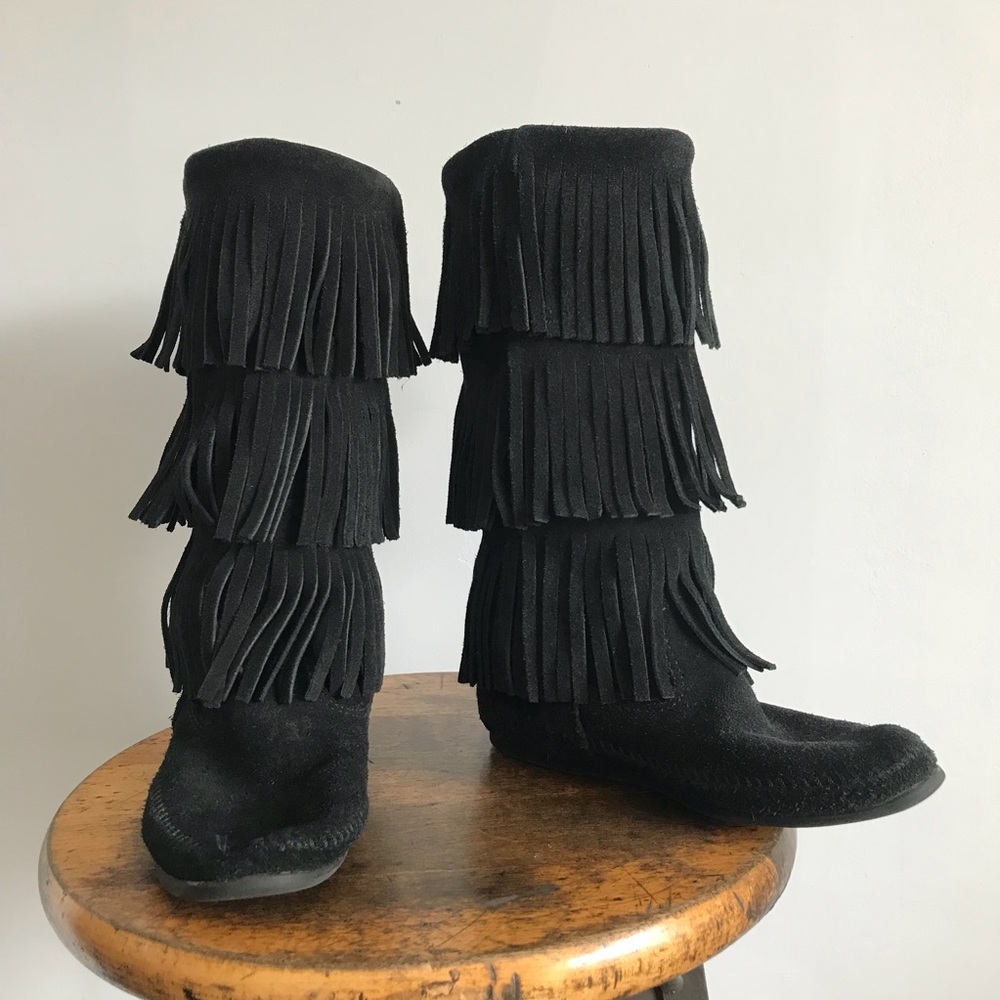 Minnetonka Blk Suede Flat Boot 3 Tier Fringe sz 7